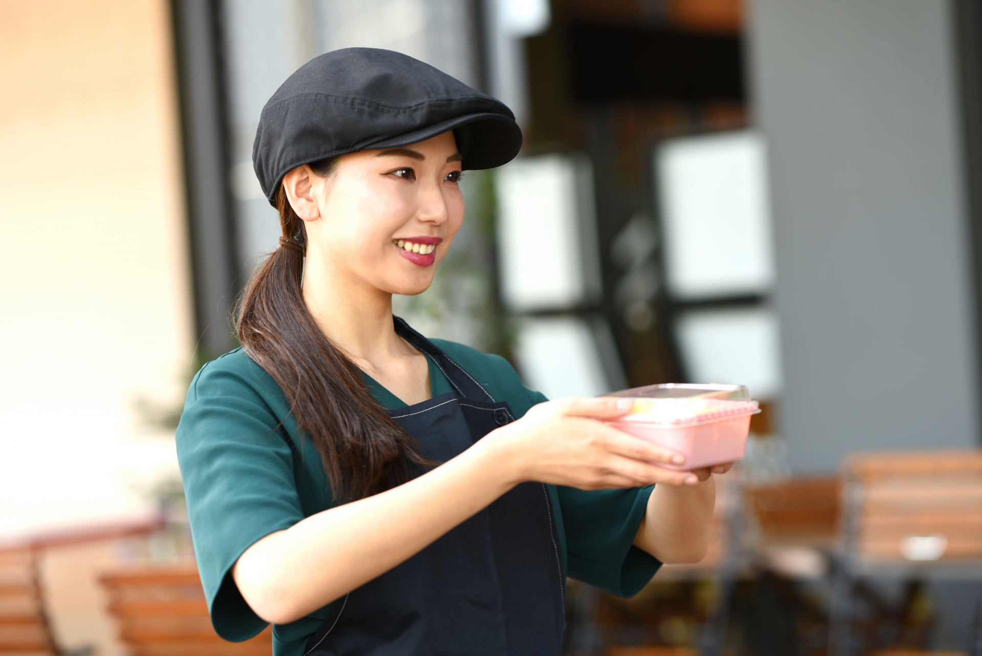 飲食店の厨房で働くスタッフ