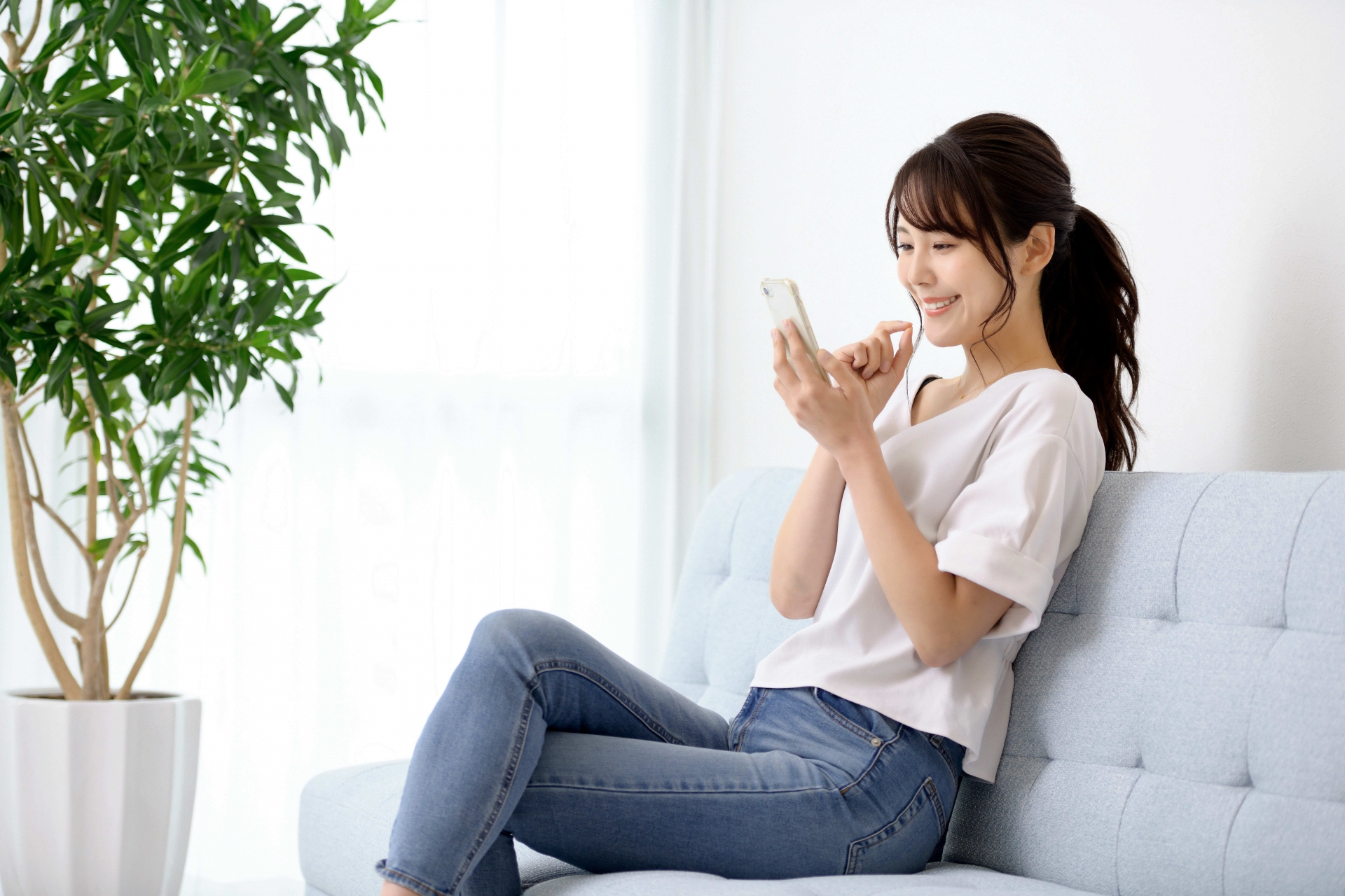 デスク上のスマートフォン